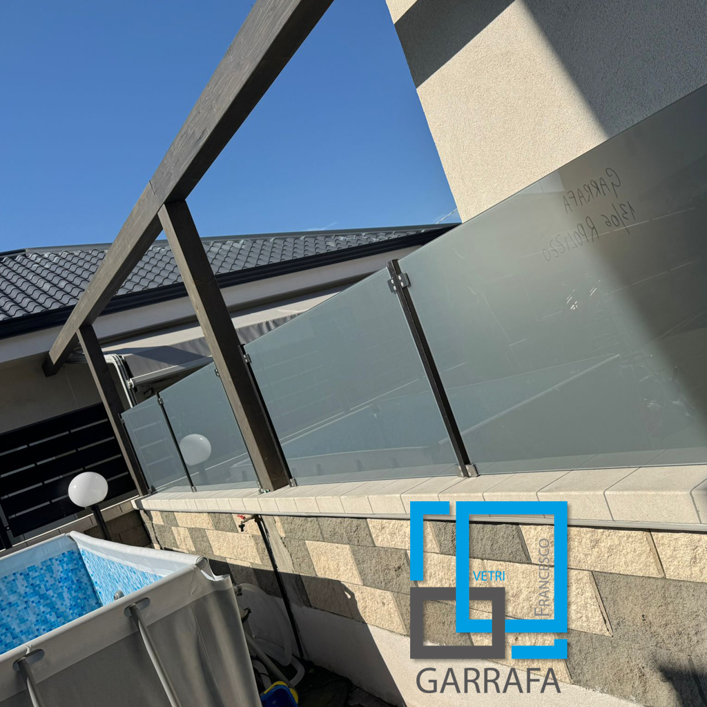 Parapetti in vetro 6+6 fumé con plastico opaco