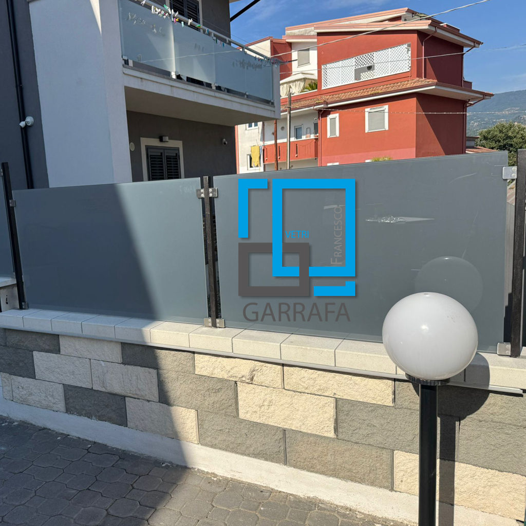 Parapetti in vetro 6+6 fumé con plastico opaco