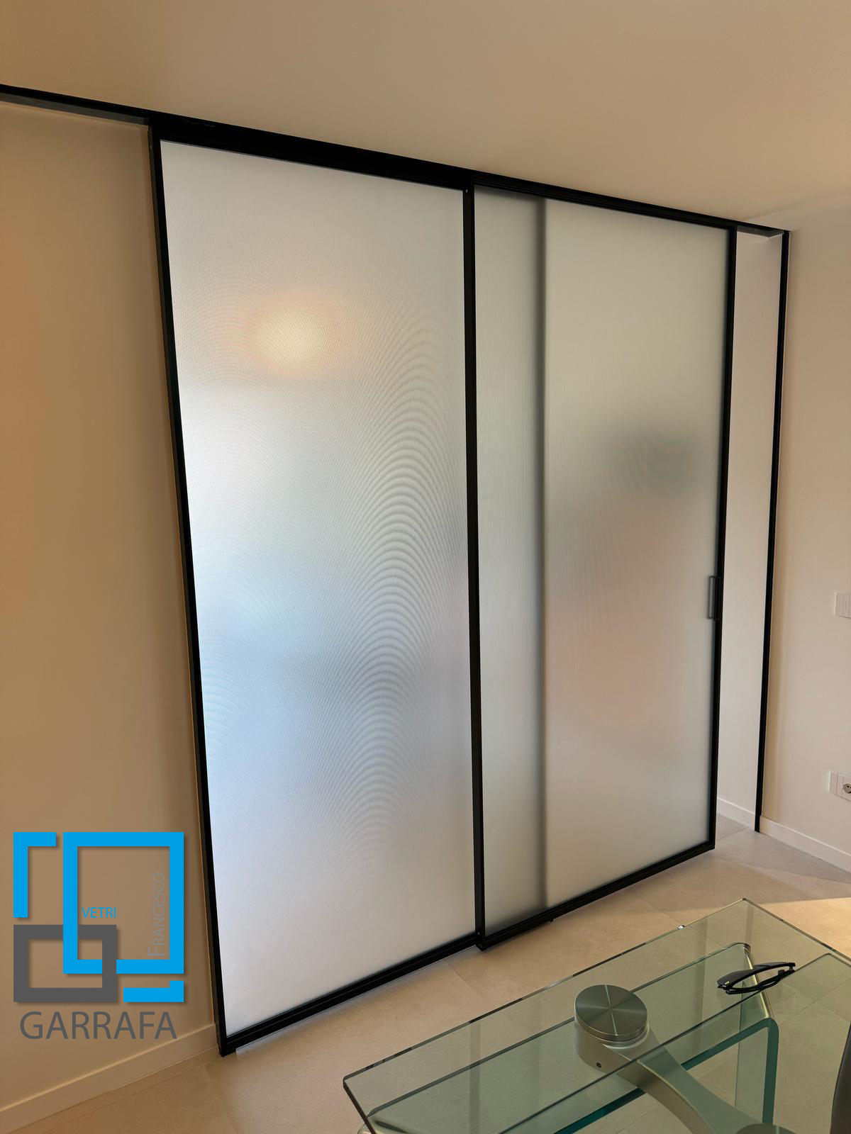 Porta scorrevole intelaiata, vetro millerighe satinato Madras, binario incassato