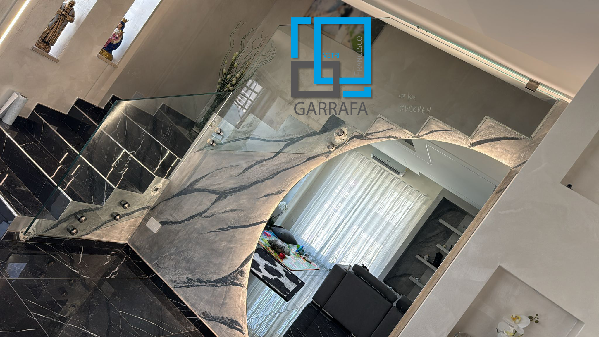 Specchio a forma di mezza luna con telaio e led di retroilluminazione